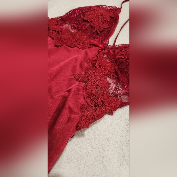 Red Slip Low-back with Lace - Picture 3 of 6